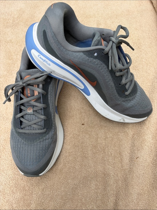 Nike Shoes - Nike Comfiride sneakers Size 8
